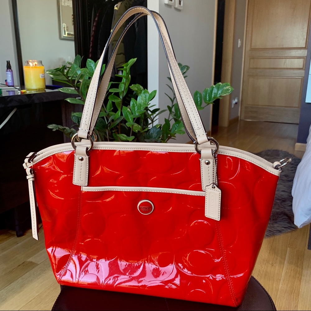 Coach Signature Embossed Tote 😍🌹